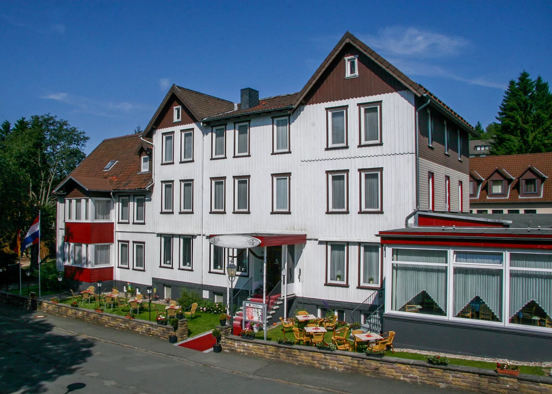 Hotel kaufen pachten - Haupteingang vorne - Hotel nähe 38640 Goslar (Harz) mit erfolgreichem Konzept, langfristig verpachtet als Renditeobjekt zu verkaufen
