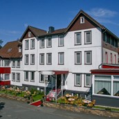 Hotel kaufen pachten - Haupteingang vorne - Hotel nähe 38640 Goslar (Harz) mit erfolgreichem Konzept, langfristig verpachtet als Renditeobjekt zu verkaufen