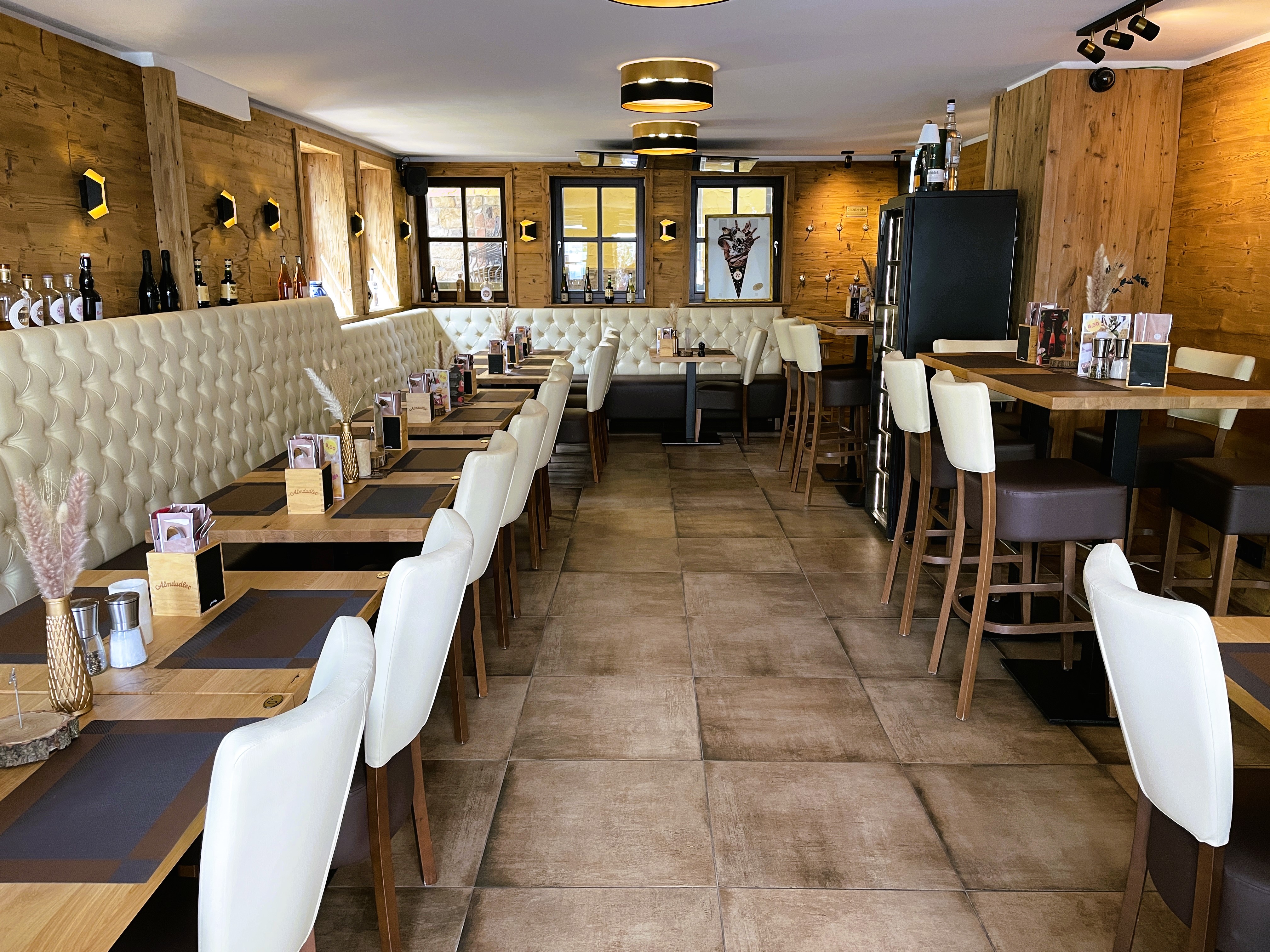 Hotel kaufen pachten - Gastraum - Verpachtung: Voll ausgestattete Gastro-Immobilie in Nieder-Erlenbach