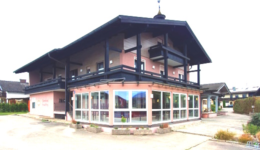 Hotel kaufen pachten - Gastronomiebetrieb mit Hochzeitssaal, großer Pächterwohnung, 5 Gästezimmern, Restaurant, Wintergarten und Sonnenterrasse in oberbayerischem Tourismusort mit hoher Kaufkraft