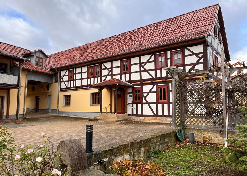 Hotel kaufen pachten - Außenansicht Gaststätte der traditionsreichen "Weinbergschänke" in Krauthausen (Thüringen) mit Biergarten - Weinbergschänke in Krauthausen/Thüringen