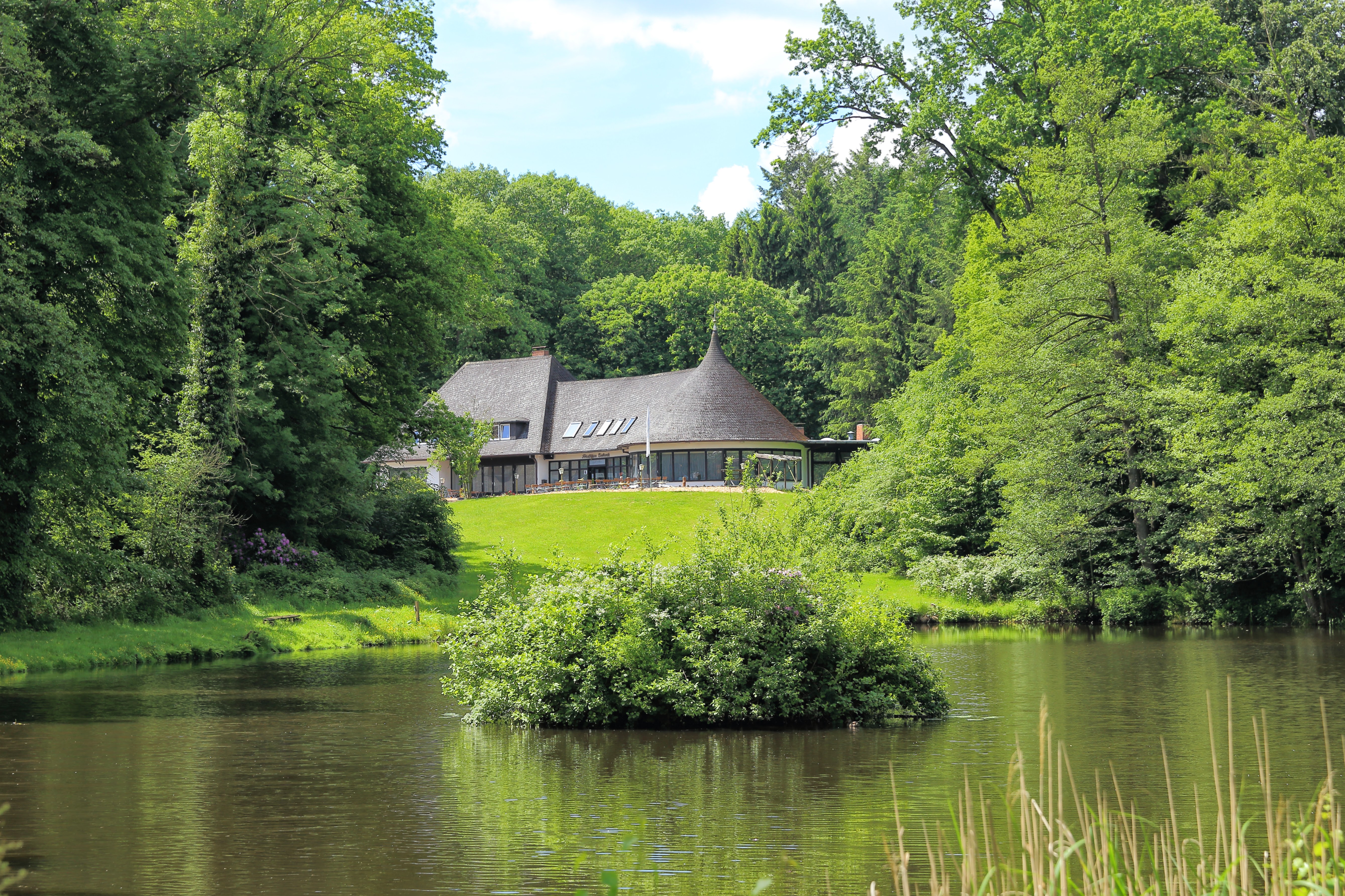 Gastronomie Immobilien: Blick über den Teich auf das Restaurant - Forsthaus Ferienhotel am Dobrock