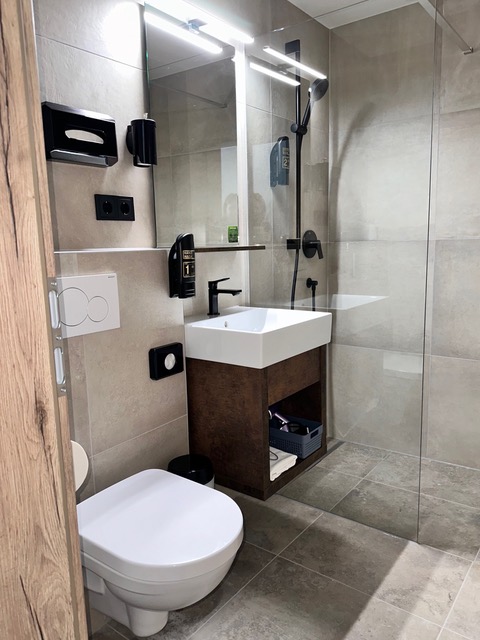 Hotel kaufen pachten: Badezimmer mit WC - Kernsaniertes Boutique-Hotel in Tirol – Naturparkregion Reutte, sofort betriebsbereit