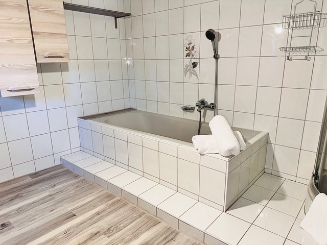 Hotel kaufen pachten: Badezimmer Familiensuites - Kernsaniertes Boutique-Hotel in Tirol – Naturparkregion Reutte, sofort betriebsbereit