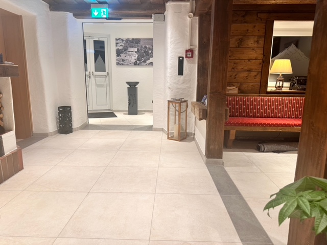 Hotel Immobilien - Hotel Eingangsbereich - Kernsaniertes Boutique-Hotel in Tirol – Naturparkregion Reutte, sofort betriebsbereit