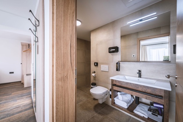 Hotel kaufen pachten: Badezimmer - Kernsaniertes Boutique-Hotel in Tirol – Naturparkregion Reutte, sofort betriebsbereit