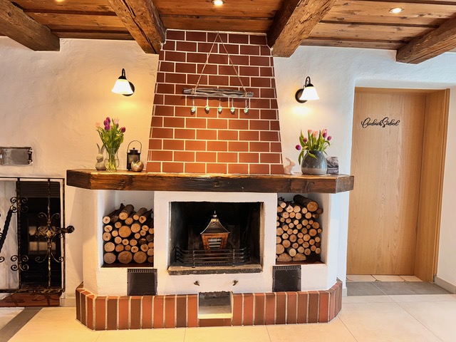 Hotel Immobilien - Ofen im Eingangsbereich - Kernsaniertes Boutique-Hotel in Tirol – Naturparkregion Reutte, sofort betriebsbereit