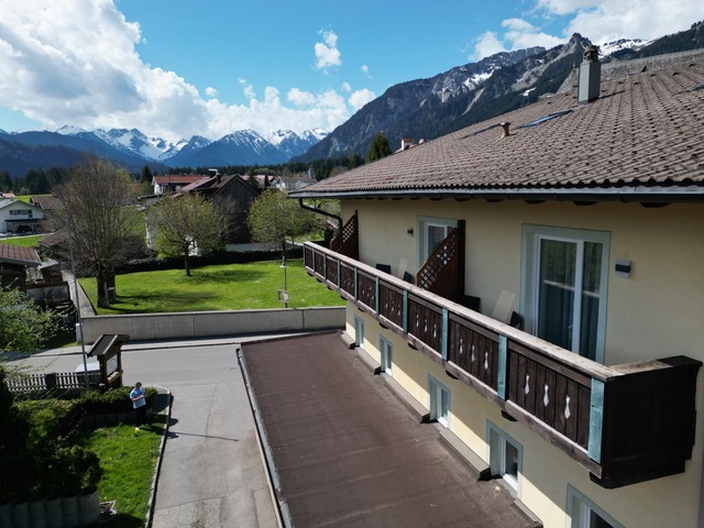 Hotel kaufen pachten: Außenansicht mit Ausblick  - Kernsaniertes Boutique-Hotel in Tirol – Naturparkregion Reutte, sofort betriebsbereit