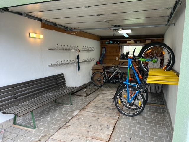 Hotel kaufen pachten: Garage zum Abstellen von Fahrrädern und Ski - Kernsaniertes Boutique-Hotel in Tirol – Naturparkregion Reutte, sofort betriebsbereit