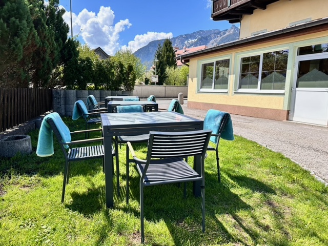 Hotel kaufen pachten: Terrasse vom Restaurant aus zugänglich - Kernsaniertes Boutique-Hotel in Tirol – Naturparkregion Reutte, sofort betriebsbereit