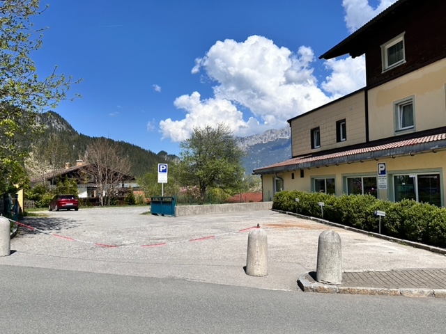 Hotel kaufen pachten: Zufahrt mit Parkplätzen - Kernsaniertes Boutique-Hotel in Tirol – Naturparkregion Reutte, sofort betriebsbereit