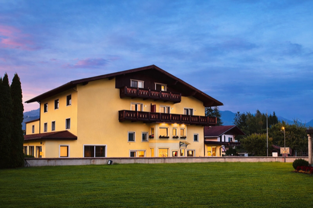 Hotel kaufen pachten: Hotelansicht bei Dämmerung - Kernsaniertes Boutique-Hotel in Tirol – Naturparkregion Reutte, sofort betriebsbereit