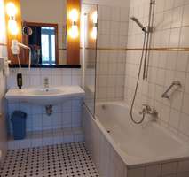 Hotel kaufen pachten: Hotelzimmer Bad - Schlossvilla