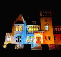 Hotel kaufen pachten: Schlossvilla bei Nacht schön beleuchtet - Schlossvilla