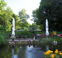 Hotel kaufen pachten: Kleiner Teich mittig auf der Terasse - Schlossvilla