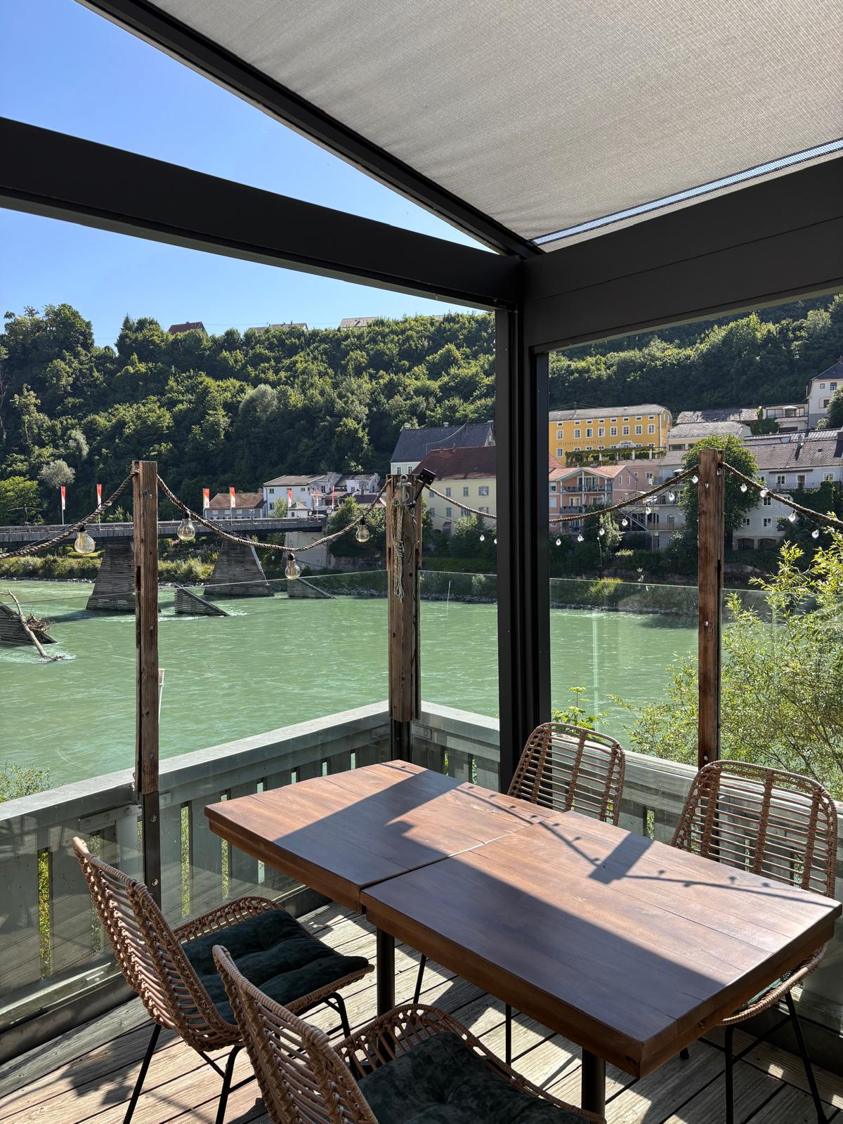 Gastronomie kaufen pachten: Terrasse mit Salzachblick und Sicht auf Österreich  - Restaurant + Eisdiele