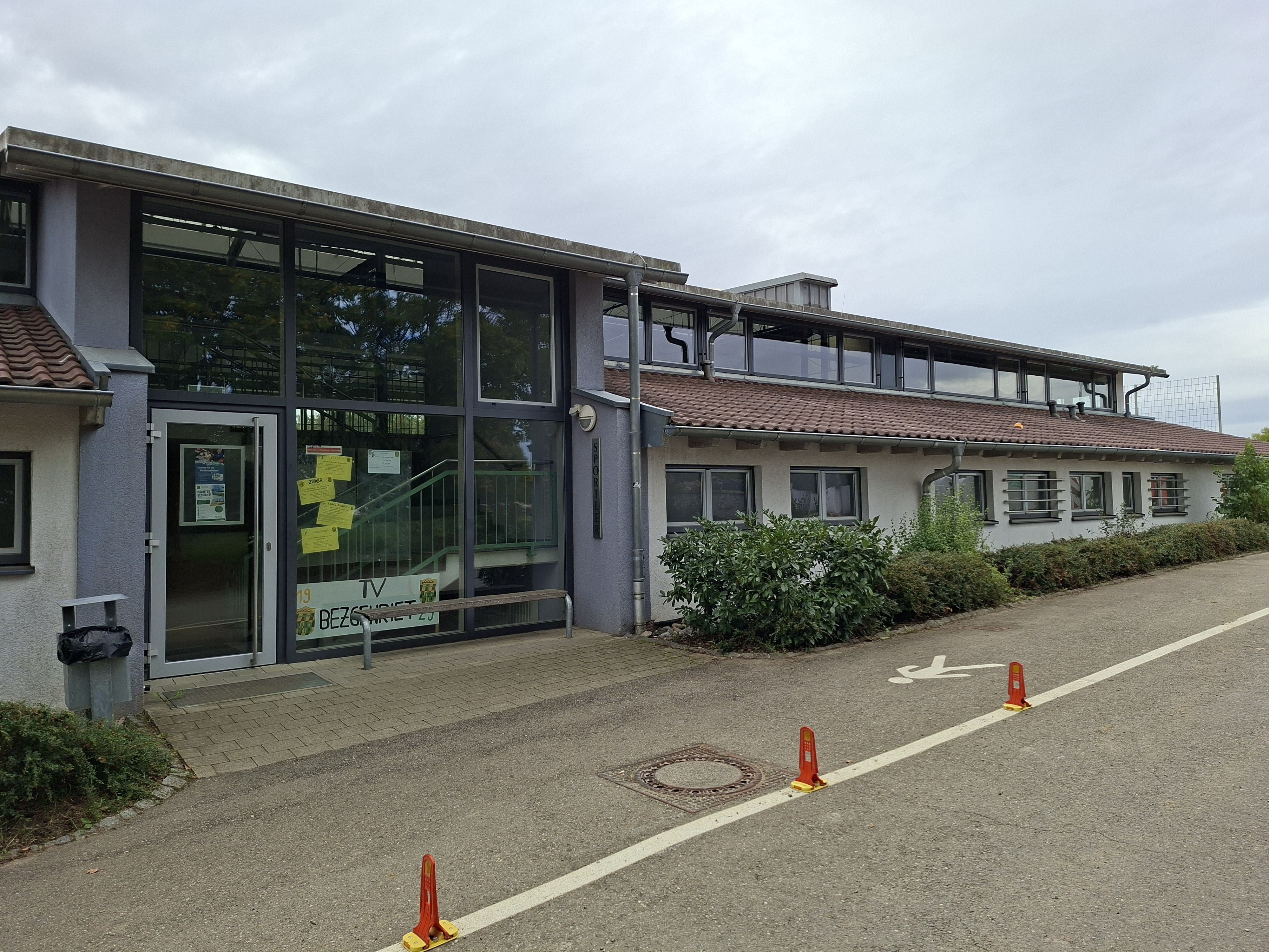Gastronomie kaufen pachten: Die Sporthalle von außen. - Vereinsheim Bezgenriet