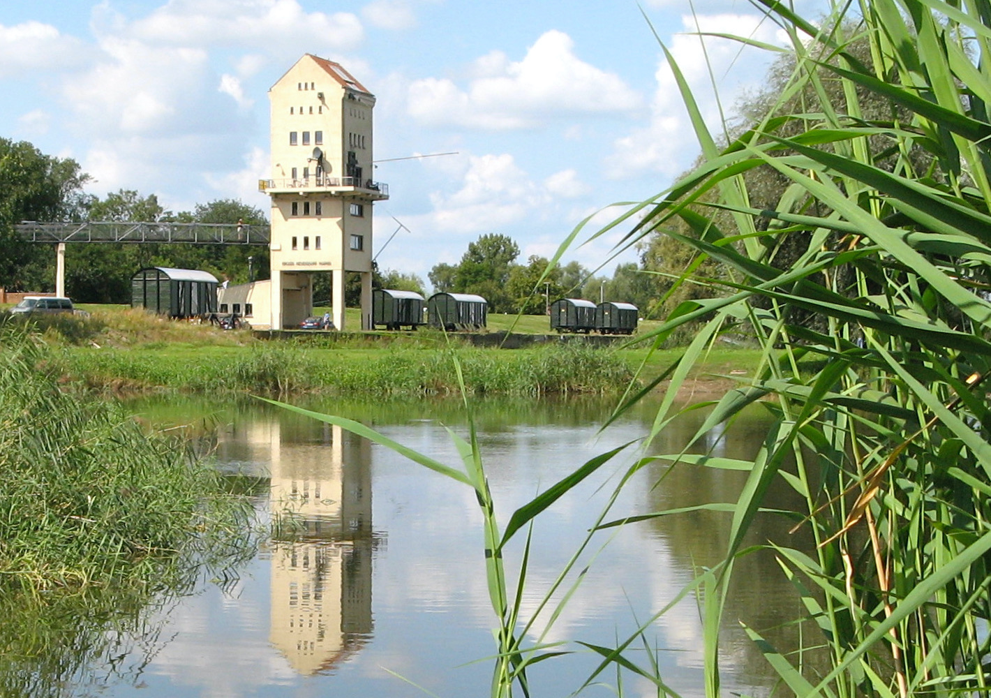 Gastronomie kaufen pachten: Blick auf den Turm und die Waggons - Außergewöhnliche Gastro- & Eventlocation mit Ferienwohnung  an der Oder