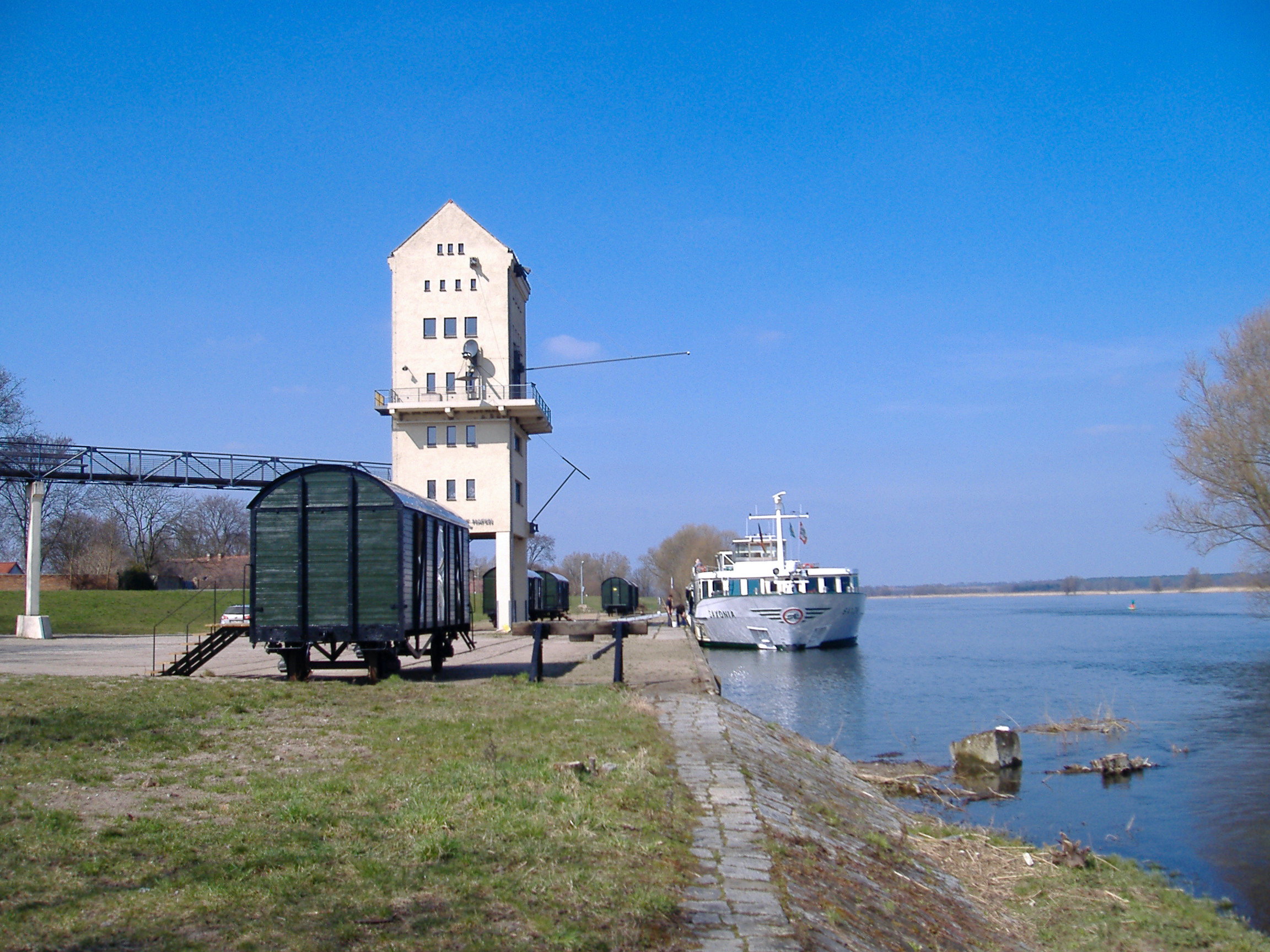 Gastronomie kaufen pachten: Hafengelände mit Verladeturm - Außergewöhnliche Gastro- & Eventlocation mit Ferienwohnung  an der Oder
