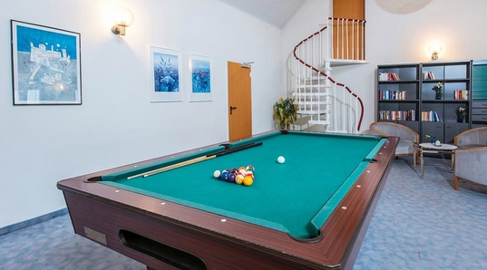Hotel kaufen pachten: Freizeitbereich mit Billardtisch - Hospitality Asset 7301
