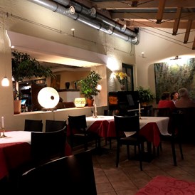 Gastronomie kaufen pachten: Blick vom Wintergarten in den restlichen Gastraum - Gasthaus Perfall zu verpachten