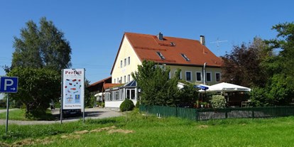 Hotel Immobilien - Betriebsart: Gaststätte - Region Chiemsee - Ansicht von Halfing kommend - Gasthaus Perfall zu verpachten