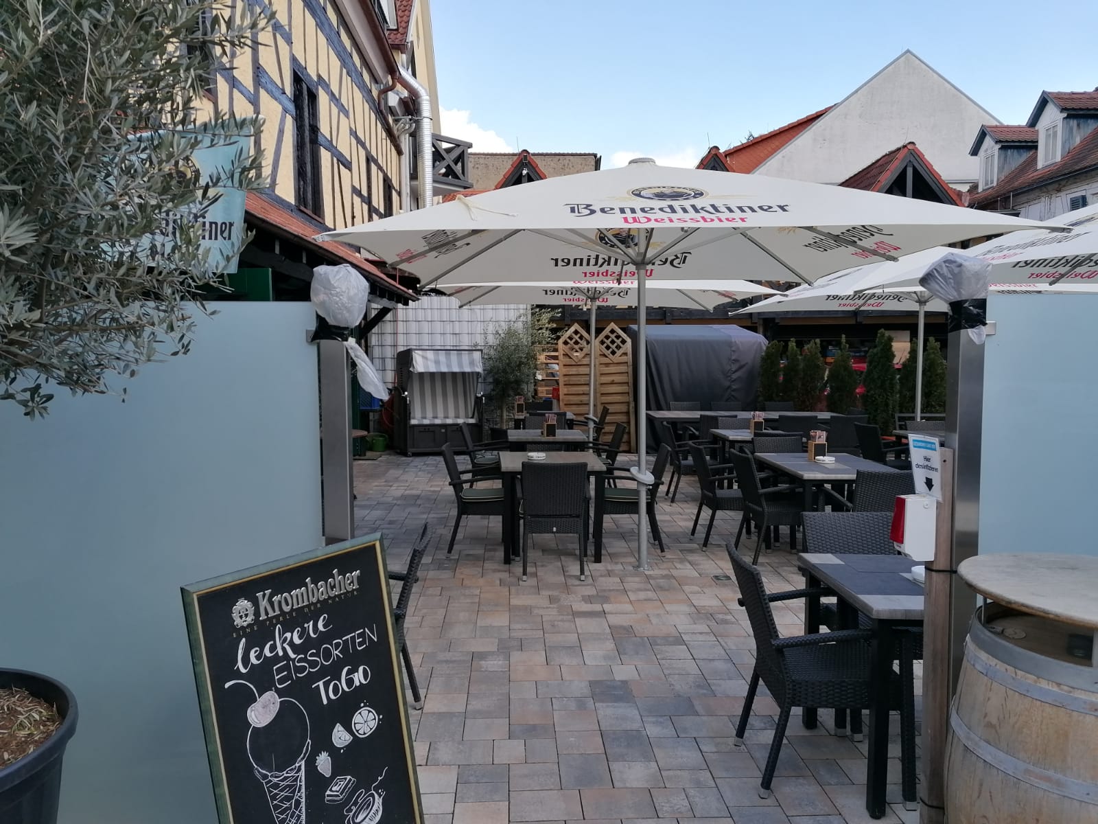 Gastronomie kaufen pachten: Eingang zur Terrasse vom Parkplatz - Verpachtung: Voll ausgestattete Gastro-Immobilie in Nieder-Erlenbach