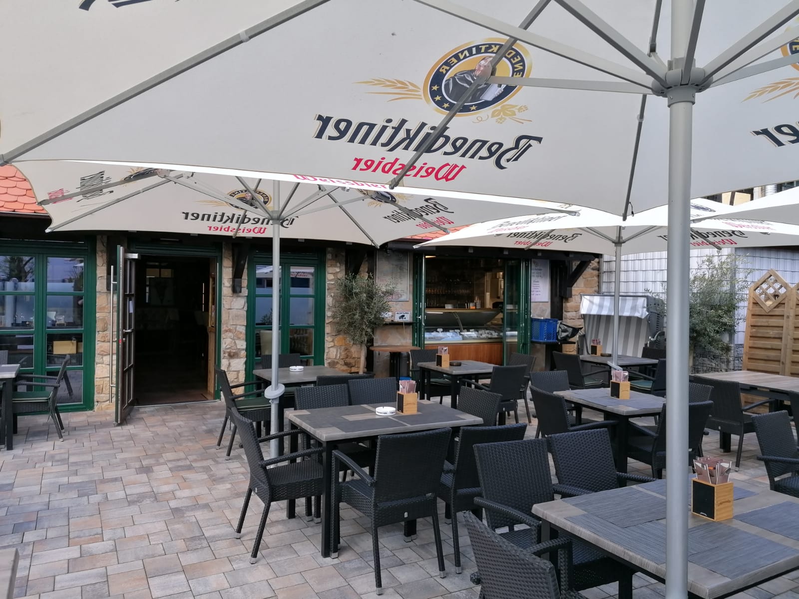 Gastronomie kaufen pachten: Eingang in den Gastraum & Verkaufsfenster (rechts) - Verpachtung: Voll ausgestattete Gastro-Immobilie in Nieder-Erlenbach