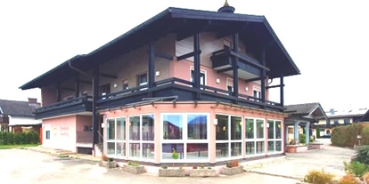 Hotel Immobilien - Burghausen (Landkreis Altötting) - Gastronomiebetrieb mit Hochzeitssaal, großer Pächterwohnung, 5 Gästezimmern, Restaurant, Wintergarten und Sonnenterrasse in oberbayerischem Tourismusort mit hoher Kaufkraft