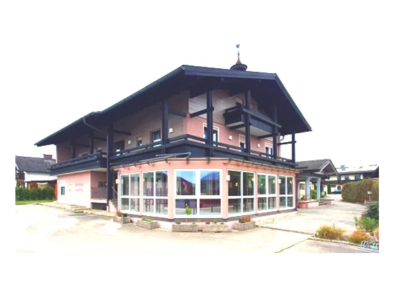 Gastronomie kaufen pachten: Gastronomiebetrieb mit Hochzeitssaal, großer Pächterwohnung, 5 Gästezimmern, Restaurant, Wintergarten und Sonnenterrasse in oberbayerischem Tourismusort mit hoher Kaufkraft