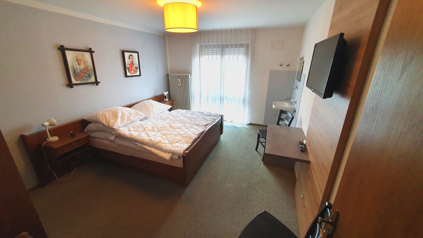 Hotel Immobilien - Burghausen (Landkreis Altötting) - Gastronomiebetrieb mit Hochzeitssaal, großer Pächterwohnung, 5 Gästezimmern, Restaurant, Wintergarten und Sonnenterrasse in oberbayerischem Tourismusort mit hoher Kaufkraft