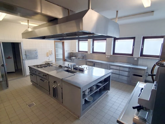 Gastronomie kaufen pachten: Gastronomiebetrieb mit Hochzeitssaal, großer Pächterwohnung, 5 Gästezimmern, Restaurant, Wintergarten und Sonnenterrasse in oberbayerischem Tourismusort mit hoher Kaufkraft