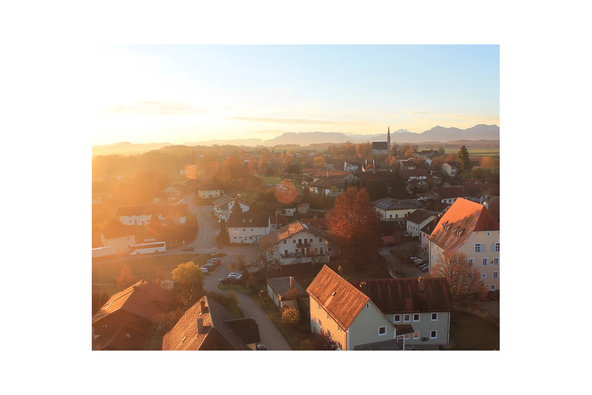Gastronomie kaufen pachten: Gastronomiebetrieb mit Hochzeitssaal, großer Pächterwohnung, 5 Gästezimmern, Restaurant, Wintergarten und Sonnenterrasse in oberbayerischem Tourismusort mit hoher Kaufkraft