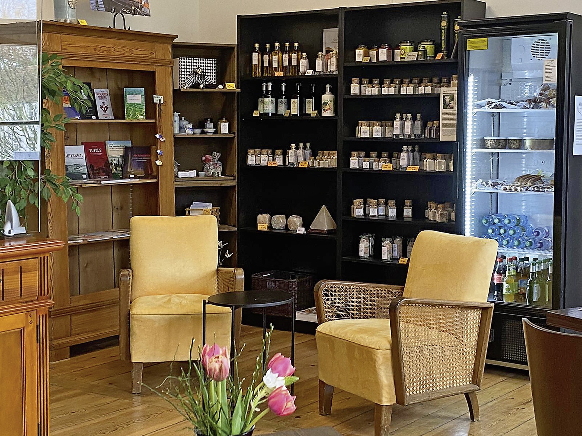 Hotel Immobilien - Deutschland - Blick in die gemütliche Ecke des Kontors/Cafés - Fürstliches Genusskontor/Bistro am Markt