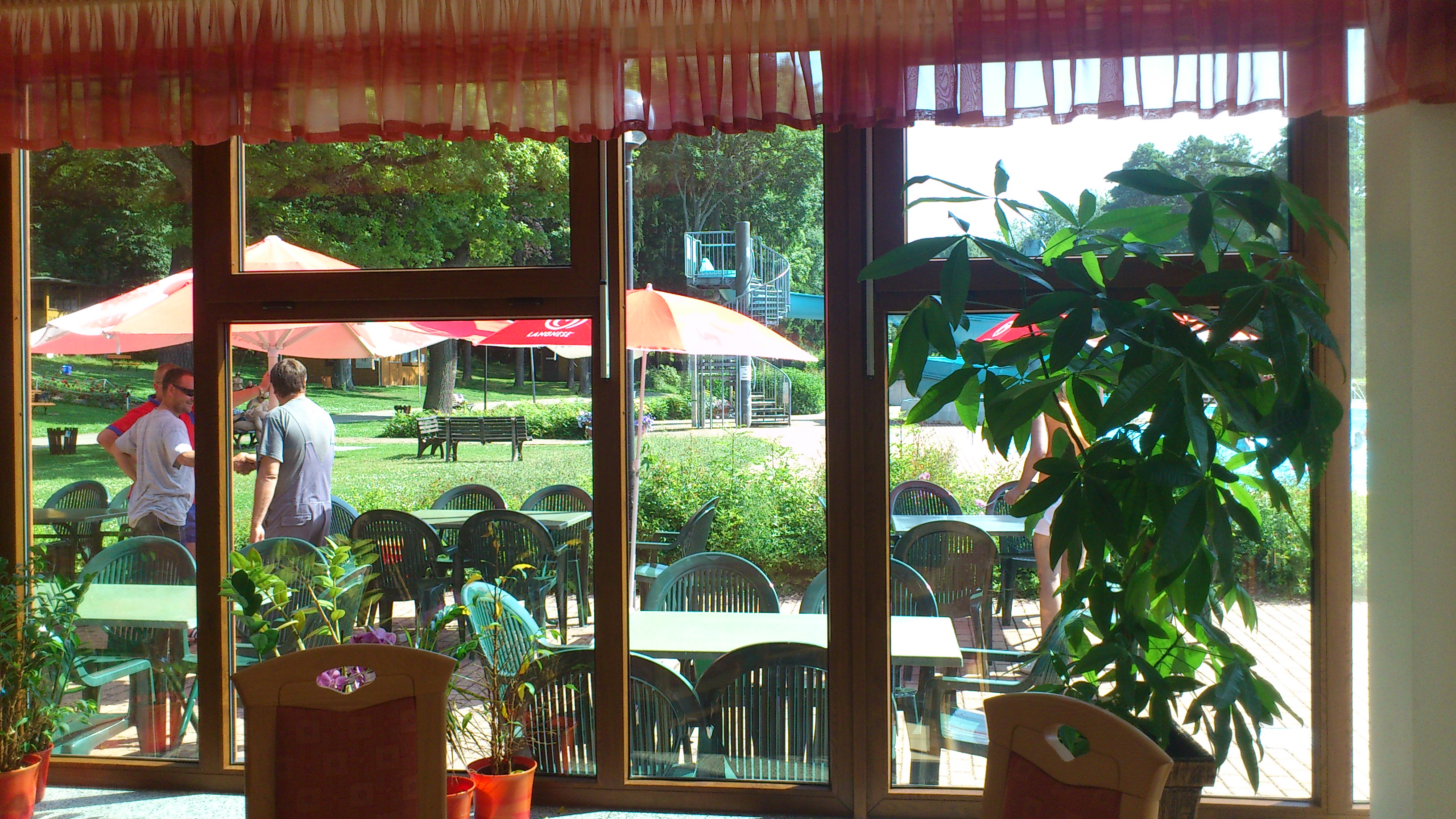 Hotel Immobilien - Deutschland - Blick vom Gastraum auf die Terrasse
 - Neuverpachtung Gaststätte mit Kiosk im Freibad Pausa 