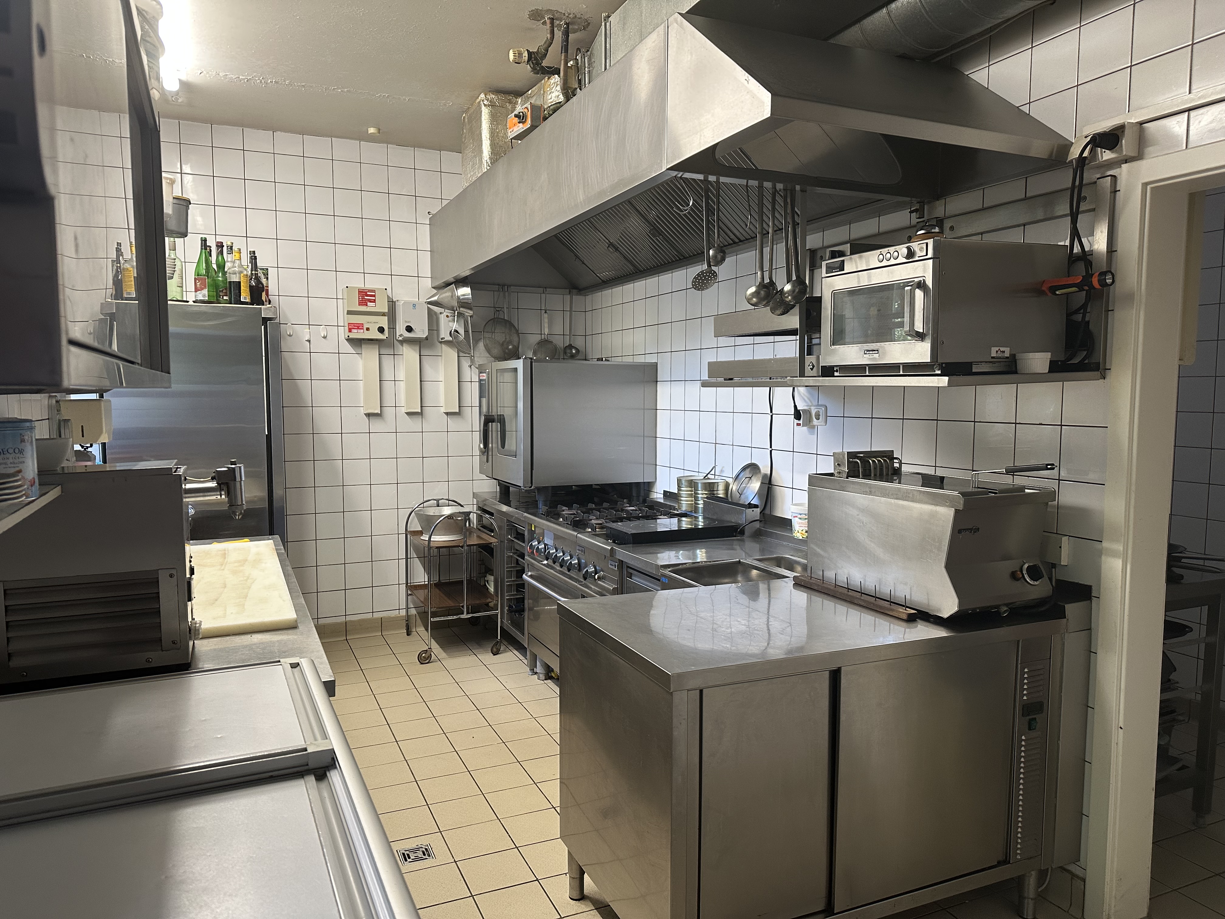 Gastronomie kaufen pachten: Vollausgestattete Küche  - Kleines Restaurant 