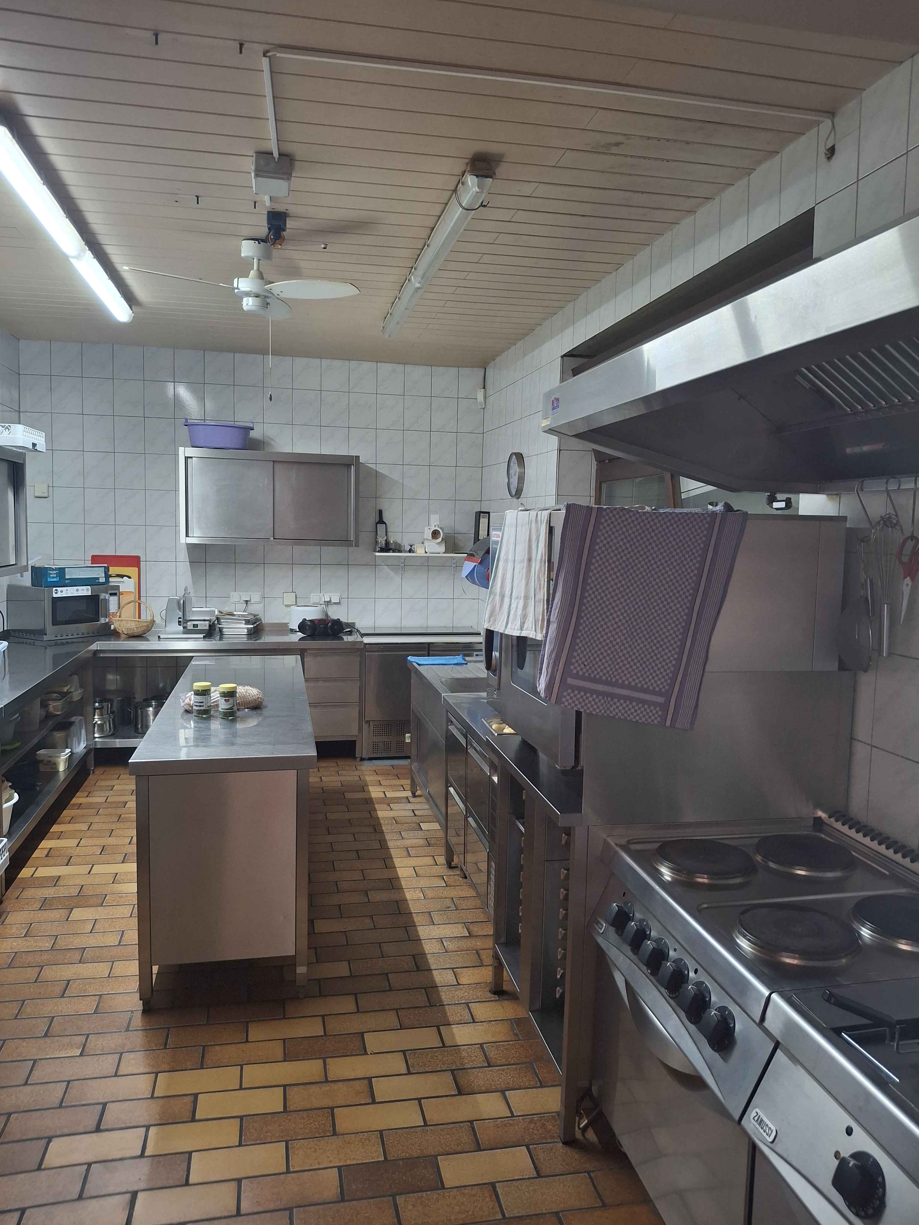 Gastronomie kaufen pachten: Küche
4 Platten-E-Herd
2 Friteusen
Rational SCC
Microwelle
Winterhalter Spülmaschine - Vereinsgaststätte FC Haunstetten e.V.