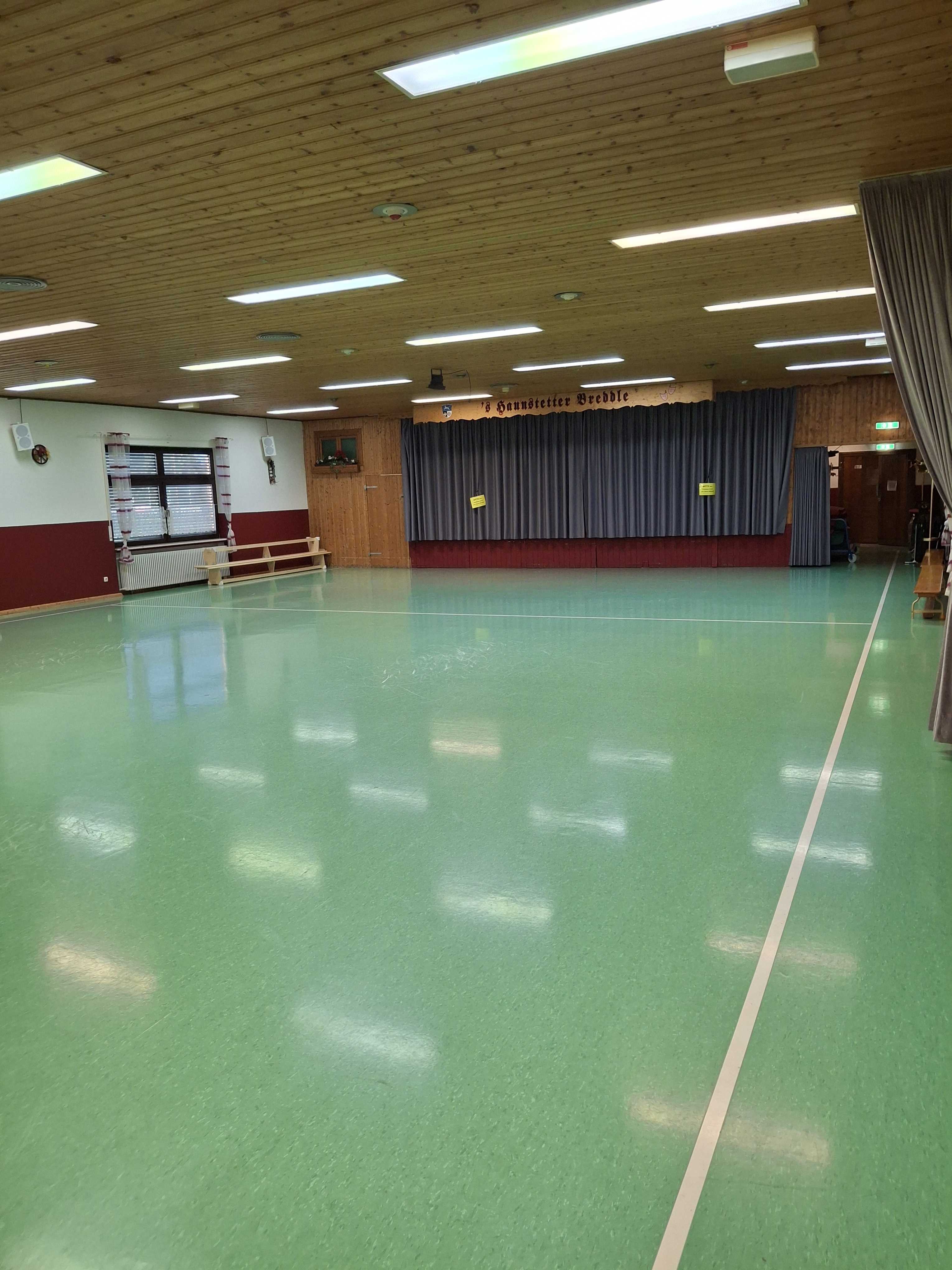 Gastronomie kaufen pachten: Der Saal, teilbar durch einen Vorhang, hat eine Kapazität von 150 Sitzplätzen. Auf- / Abstuhlung erfolgt durch Vereinsmitglied nach Bedarf. 
Ca. 12x im Jahr Theaterveranstaltung mit jeweils ca. 130 Personen.
 - Vereinsgaststätte FC Haunstetten e.V.