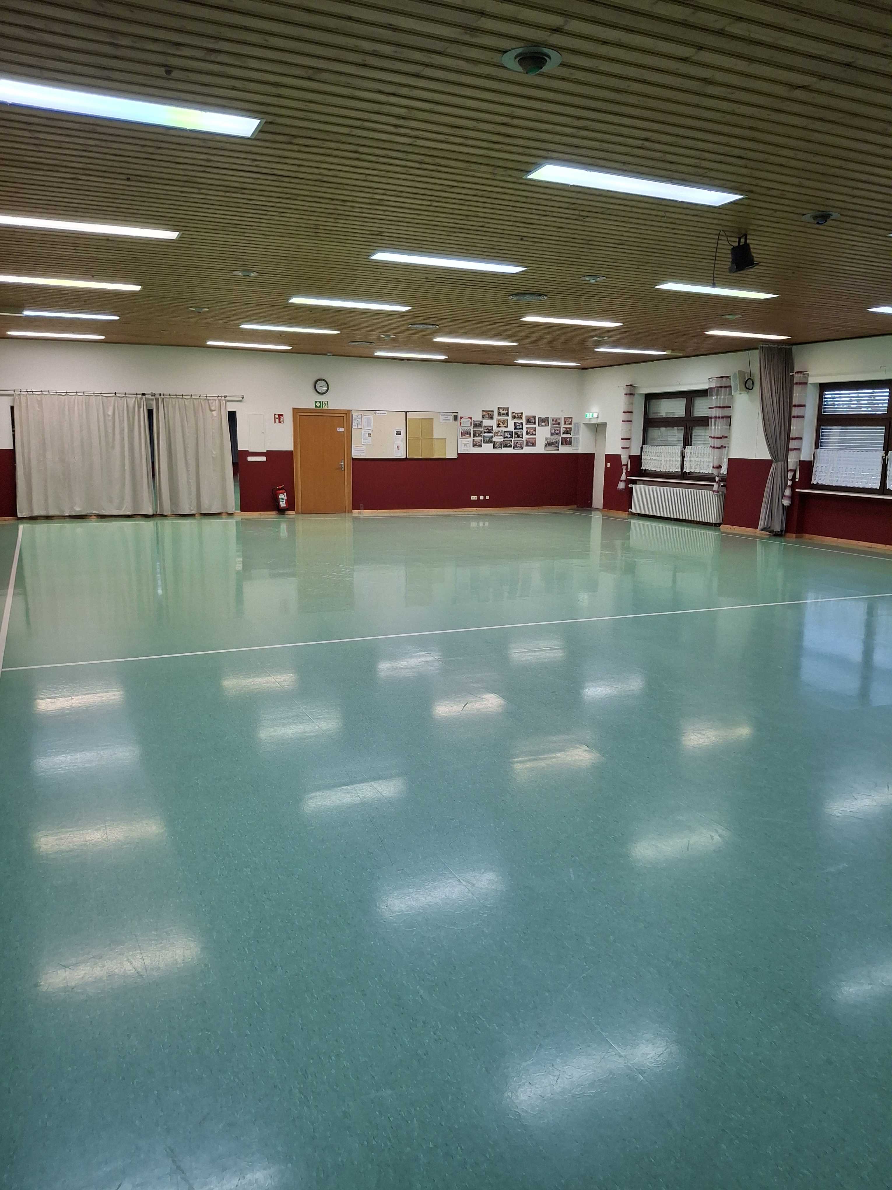 Gastronomie kaufen pachten: Saal mit Ausgang auf Terrasse - Vereinsgaststätte FC Haunstetten e.V.