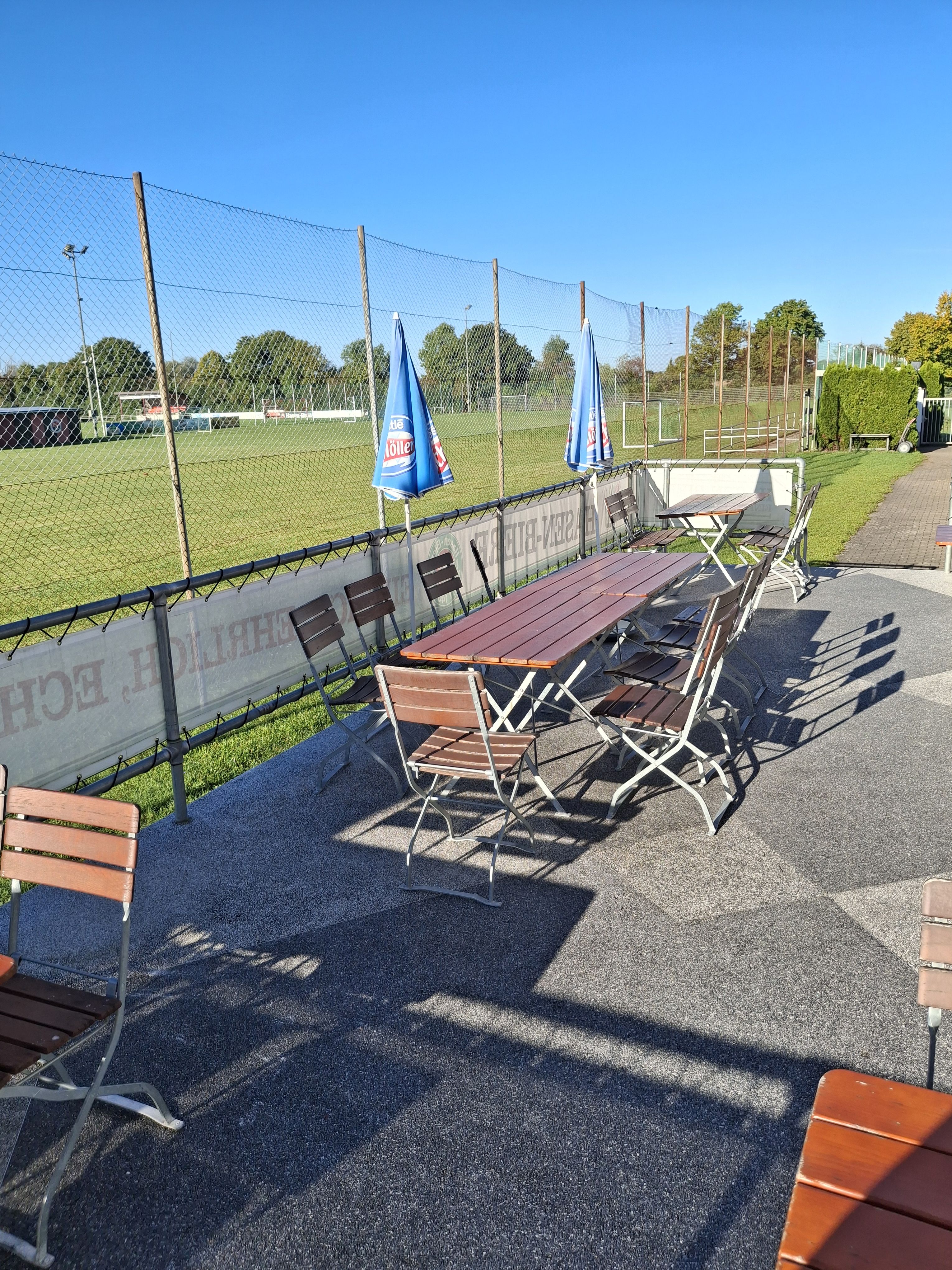 Gastronomie kaufen pachten: Die Terrasse hat eine Kapazität von ca.  25 Sitzplätzen, ist nach Süden auf die Spielfelder ausgerichtet, direkt von der Gaststube und vom Saal aus erreichbar.  - Vereinsgaststätte FC Haunstetten e.V.