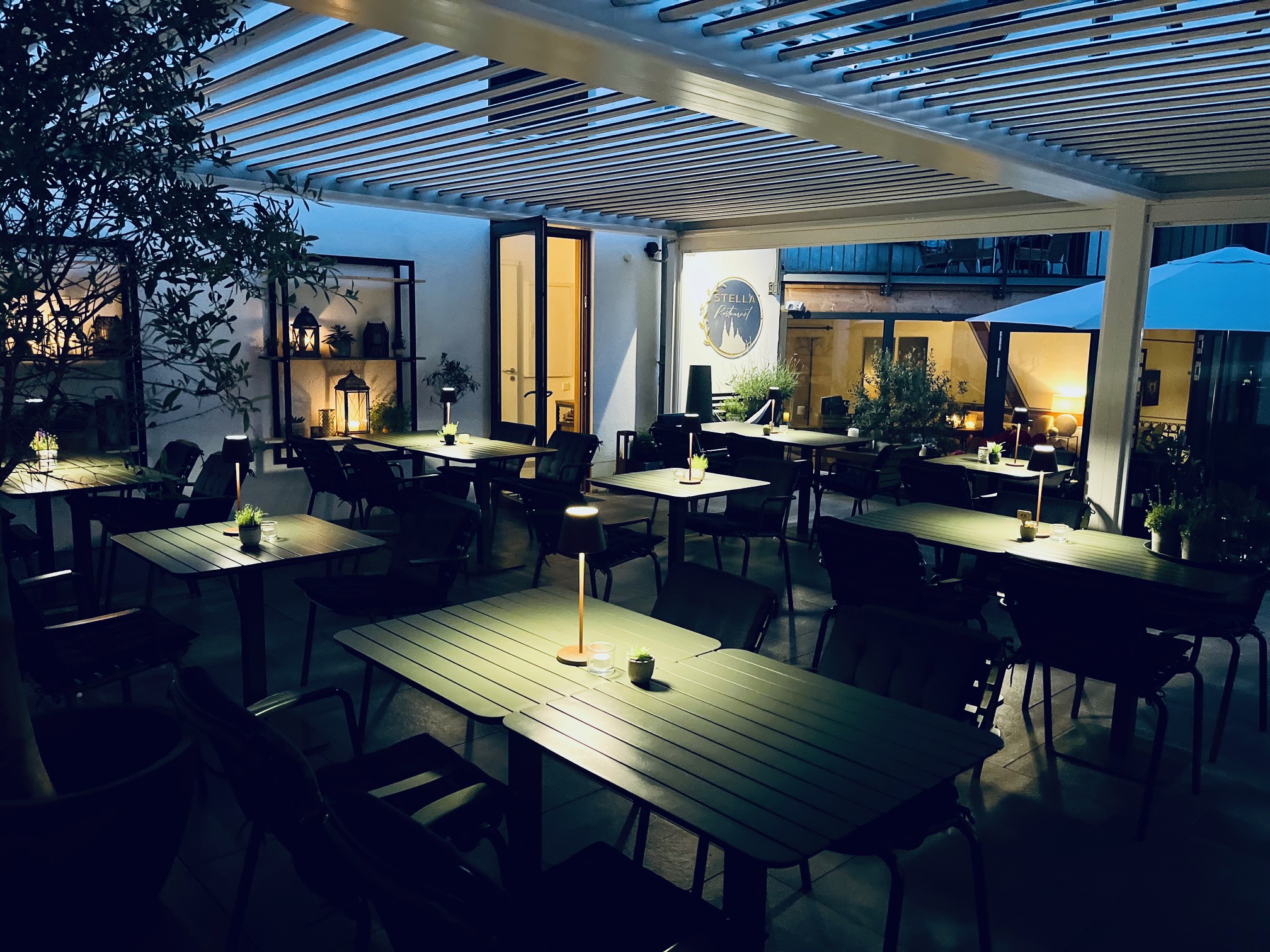 Gastronomie kaufen pachten: STELLA Restaurant & Tapasbar in Fulda_Terrasse mit elektrisch verstellbarem, regenfesten Dach - STELLA  Restaurant & Tapasbar in Fulda