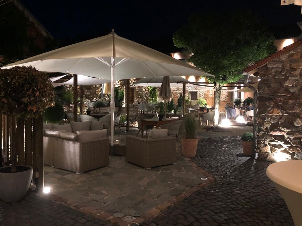 Hotel Immobilien - Deutschland - Innenhof - Erfolgreiches Resteraunt in einzigartiger Location