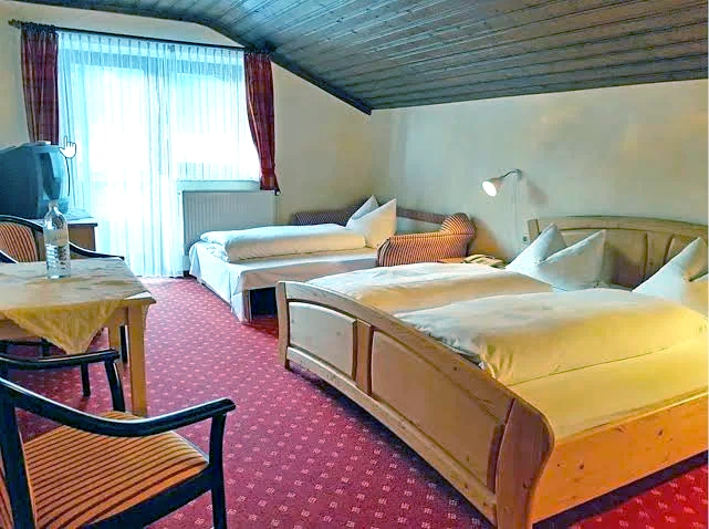 Hotel Immobilien - Hotel kaufen  - Hotel * * * 30 Zi. in Bayern wegen Nachfolgermangel zu verkaufen 