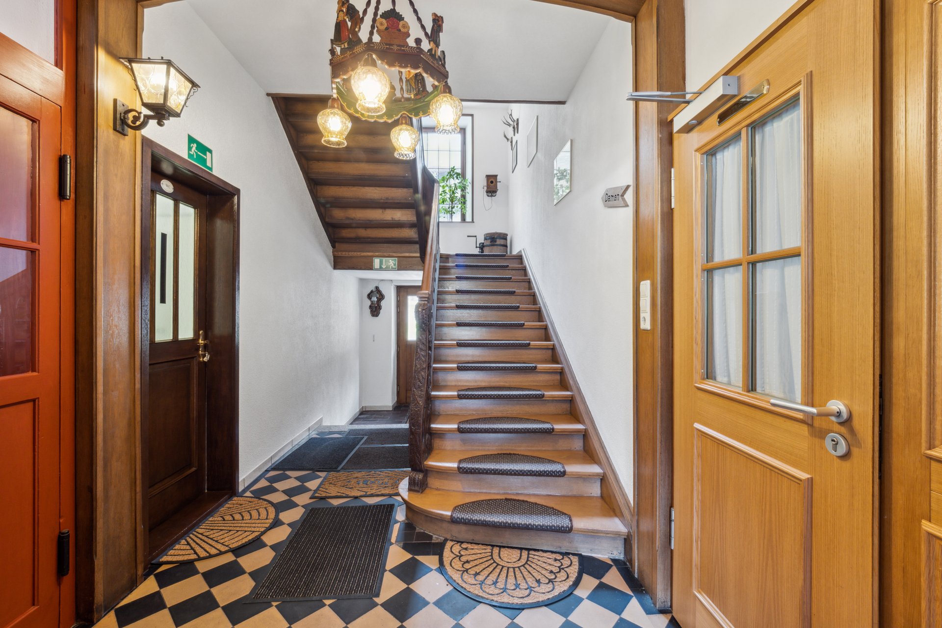 Hotel kaufen pachten: Treppenhaus - Steinasäge