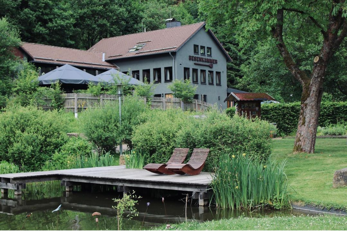Gastronomie kaufen pachten: Aussenansicht Gasthaus, Naturerlebnisspark - Gasthaus Besenkammer
