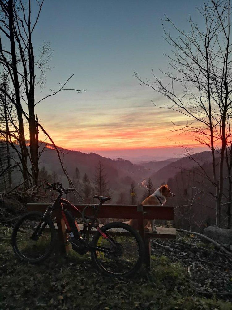 Gastronomie kaufen pachten: Sonnenuntergang vom Berg. 15 Fussminuten entfernt. - Gasthaus Besenkammer