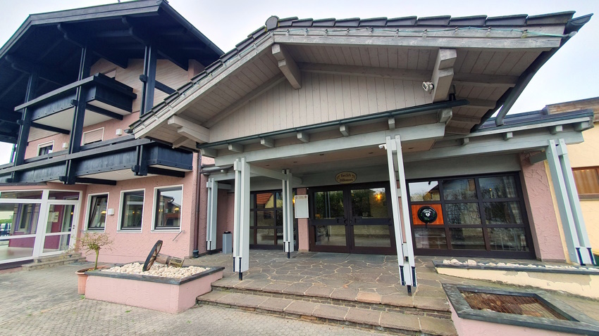 Hotel Immobilien - Betriebsart: Cafe - Gastronomiebetrieb mit Pächterwohnung pachten - Gastronomiebetrieb mit Pächterwohnungen und Gästezimmer zu verpachten 