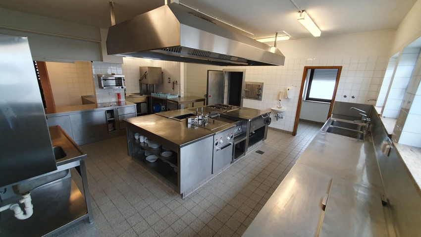 Gastronomie kaufen pachten: Gastronomiebetrieb mit neuer Küche - Gastronomiebetrieb mit Pächterwohnungen und Gästezimmern zu verpachten 