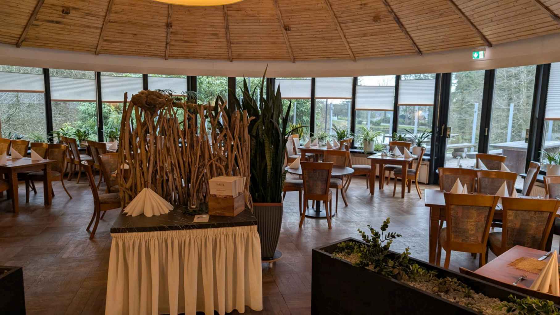 Hotel kaufen pachten: Panorama-Rondell: Das Flaggschiff des Hauses mit direktem Blick aufs Wasser, ca. 65 Sitzplätze. - Forsthaus Wingst *** Ferienhotel am Dobrock