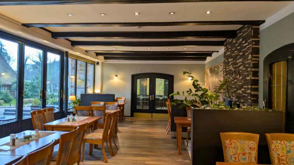 Hotel kaufen pachten: Gemütliches Kaminzimmer: Perfekt für Kaffeegesellschaften, ca. 30 Plätze. - Forsthaus Wingst *** Ferienhotel am Dobrock